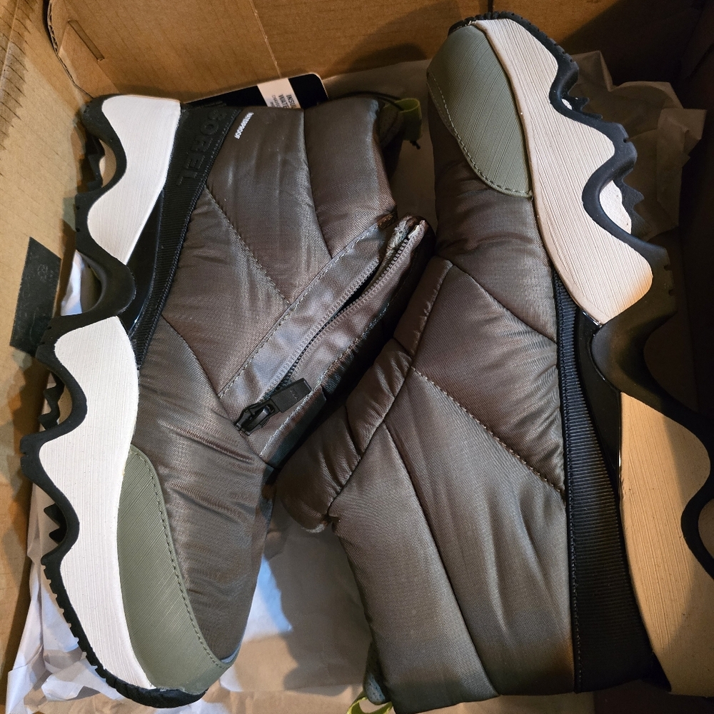 Sorel Women's Arctic Impact Puffit Zip WP Boots in Khaki Sz 10